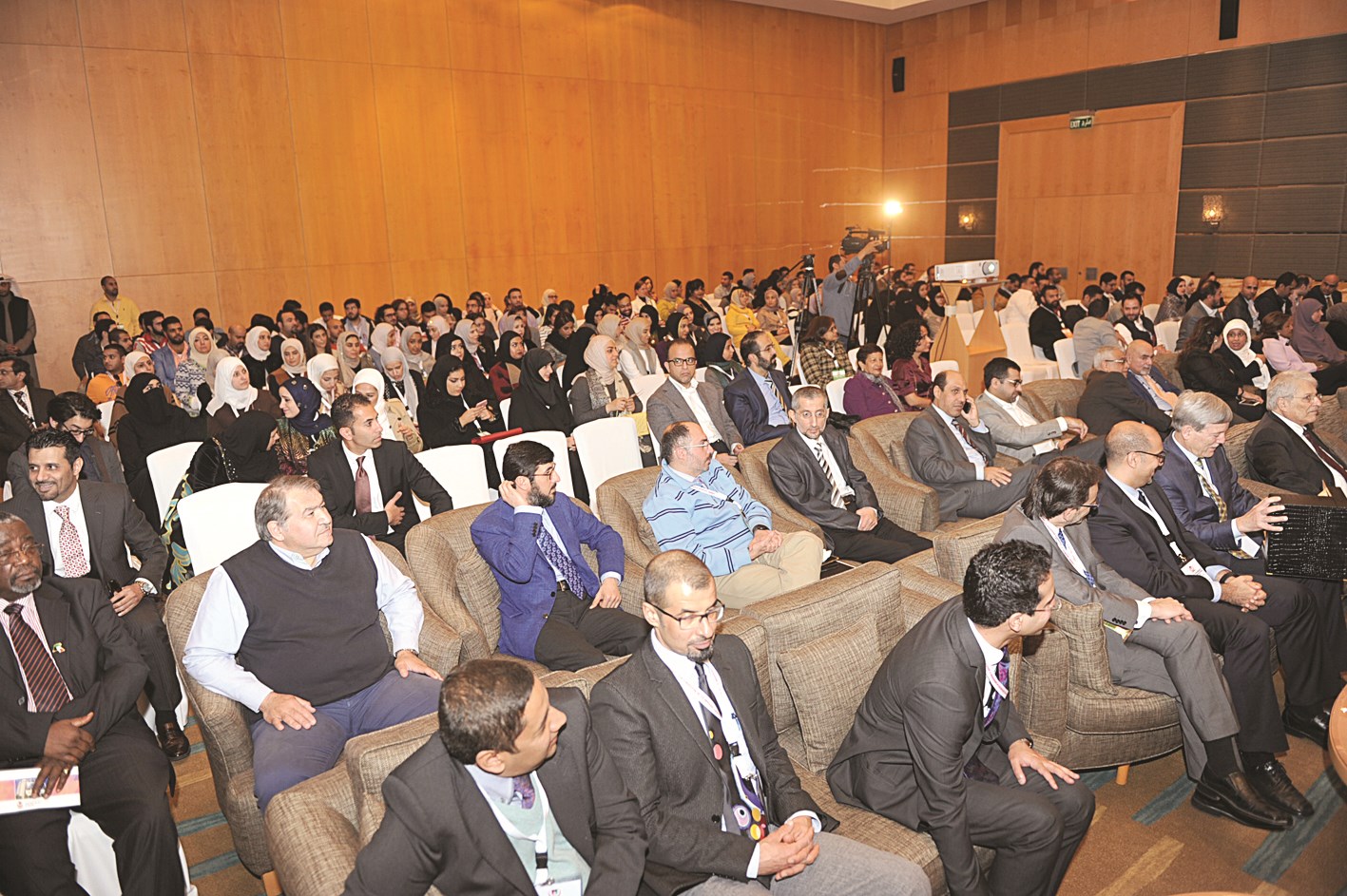 u062cu0627u0646u0628 u0645u0646 u0627u0644u062du0636u0648u0631                        (u062au0635u0648u064au0631 u0646u0648u0631 u0647u0646u062fu0627u0648u064a)