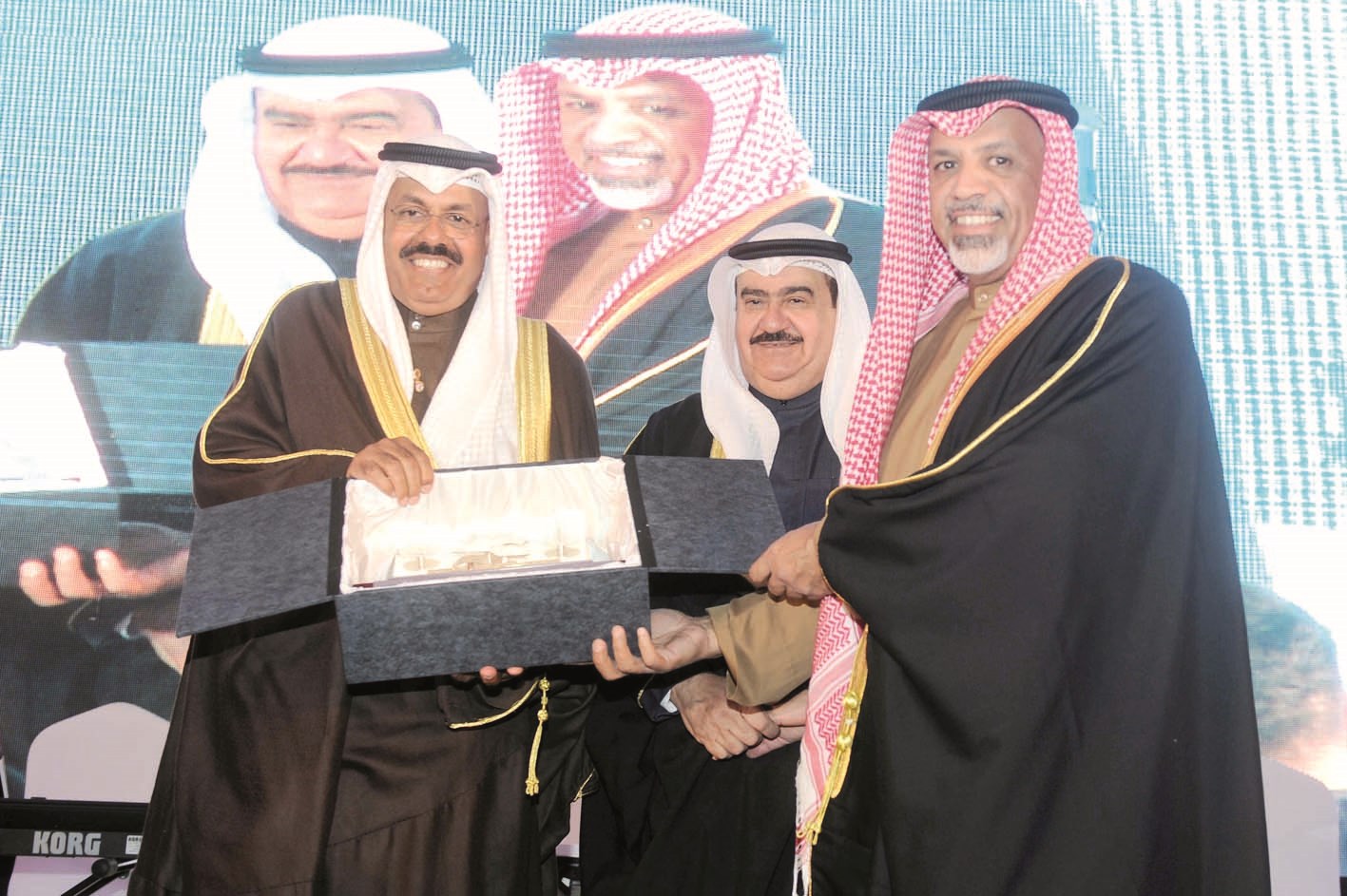 u0645u062du0627u0641u0638 u062du0648u0644u064a u0645u0634u0627u0631u0643u0627u064b u0627u0644u0645u0647u0646u0627 u062au0643u0631u064au0645 u0627u0644u0631u0648u0627u062f  (u062au0635u0648u064au0631 u0632u0643u0631u064au0627 u0639u0637u064au0629)