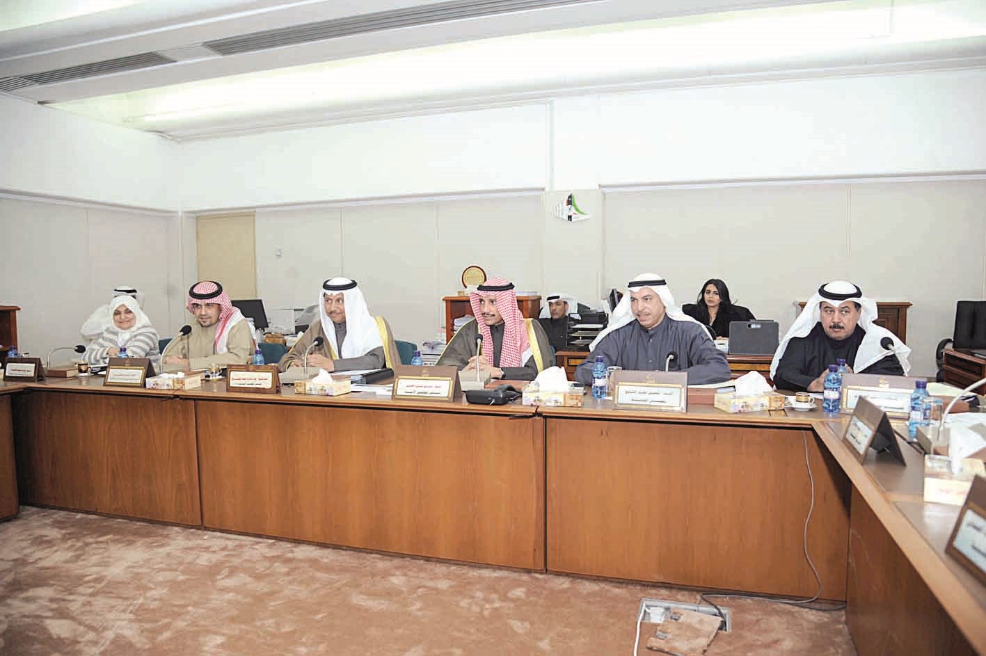 الغانم والمبارك يتابعان مجريات الاجتماع بحضور أعضاء اللجنة