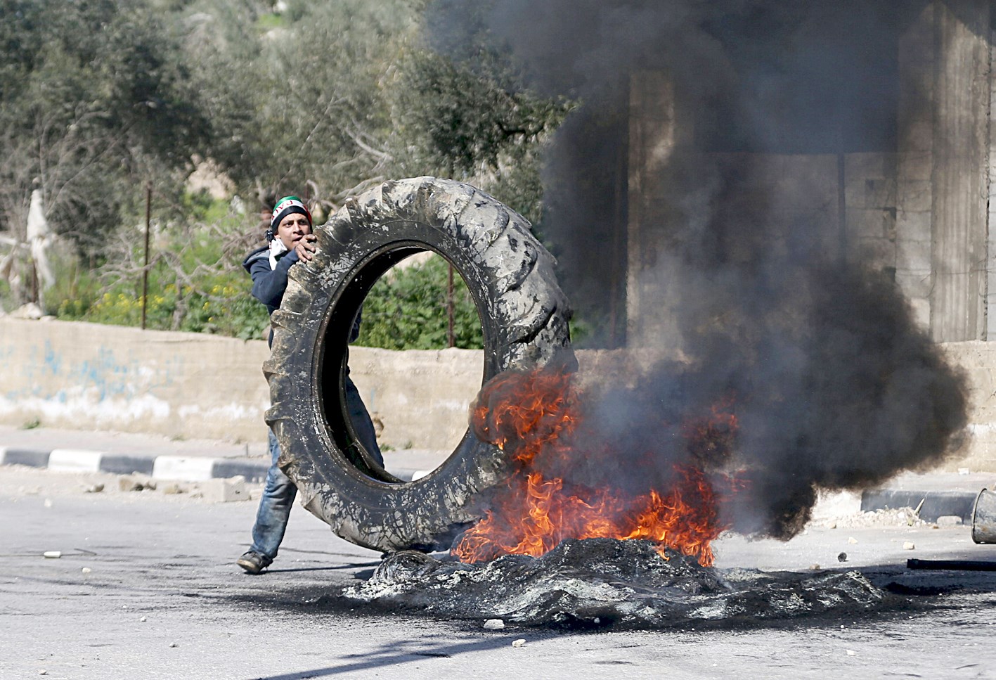 u0645u062au0638u0627u0647u0631 u0641u0644u0633u0637u064au0646u064a u062eu0644u0627u0644 u0627u0634u062au0628u0627u0643u0627u062a u0645u0639 u062cu0646u0648u062f u0627u0633u0631u0627u0626u064au0644u064au064au0646 u0641u064a u0627u0644u0636u0641u0629 u0627u0644u063au0631u0628u064au0629      (u0631u0648u064au062au0631u0632)