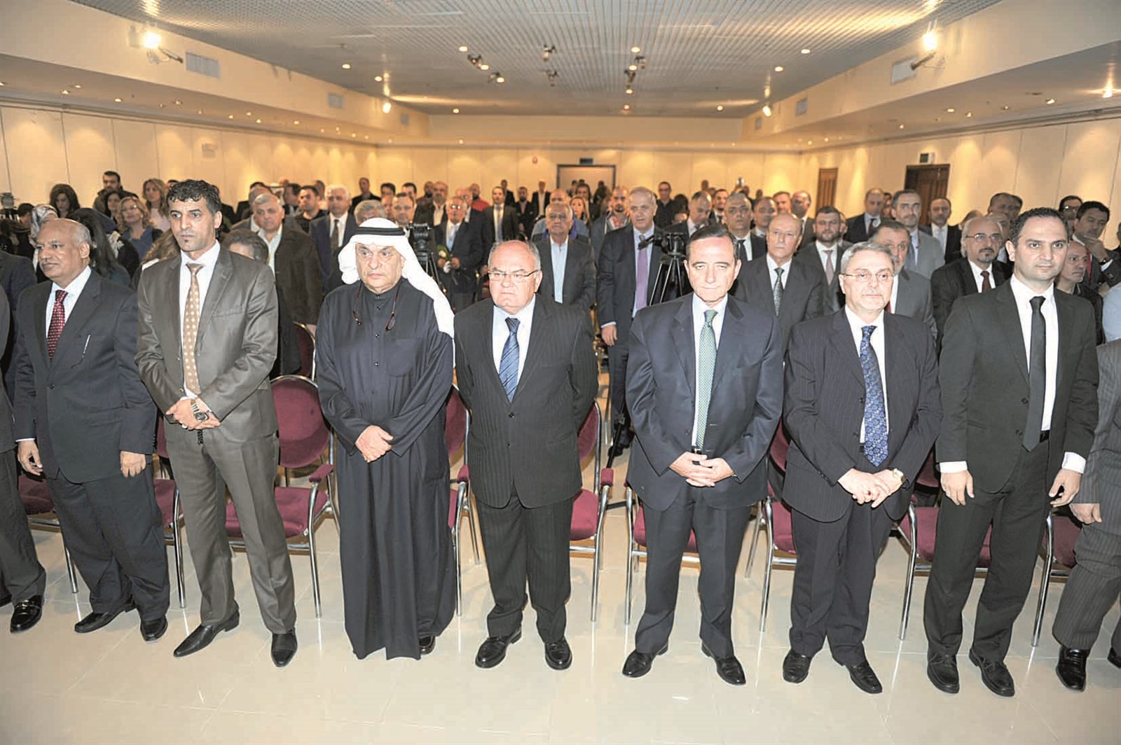 u0627u0644u0635u0642u0631 u064au062au0648u0633u0637 u0627u0644u0633u0641u0631u0627u0621 u0627u0644u0644u0628u0646u0627u0646u064a u0648u0627u0644u0627u0631u062fu0646u064a u0648u0627u0644u0639u0631u0627u0642u064a u0648u0627u0644u0644u064au0628u064a u0648u0627u0644u0645u0635u0631u064a u0627u0644u0633u0627u0628u0642 (u062au0635u0648u064au0631 u0646u0648u0631 u0647u0646u062fu0627u0648u064a)