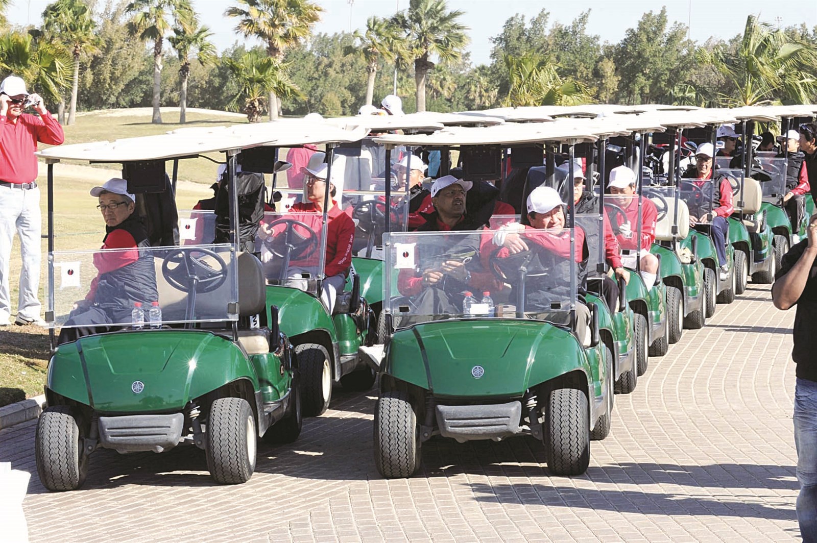 نقل المشاركين إلى مضمار الغولف