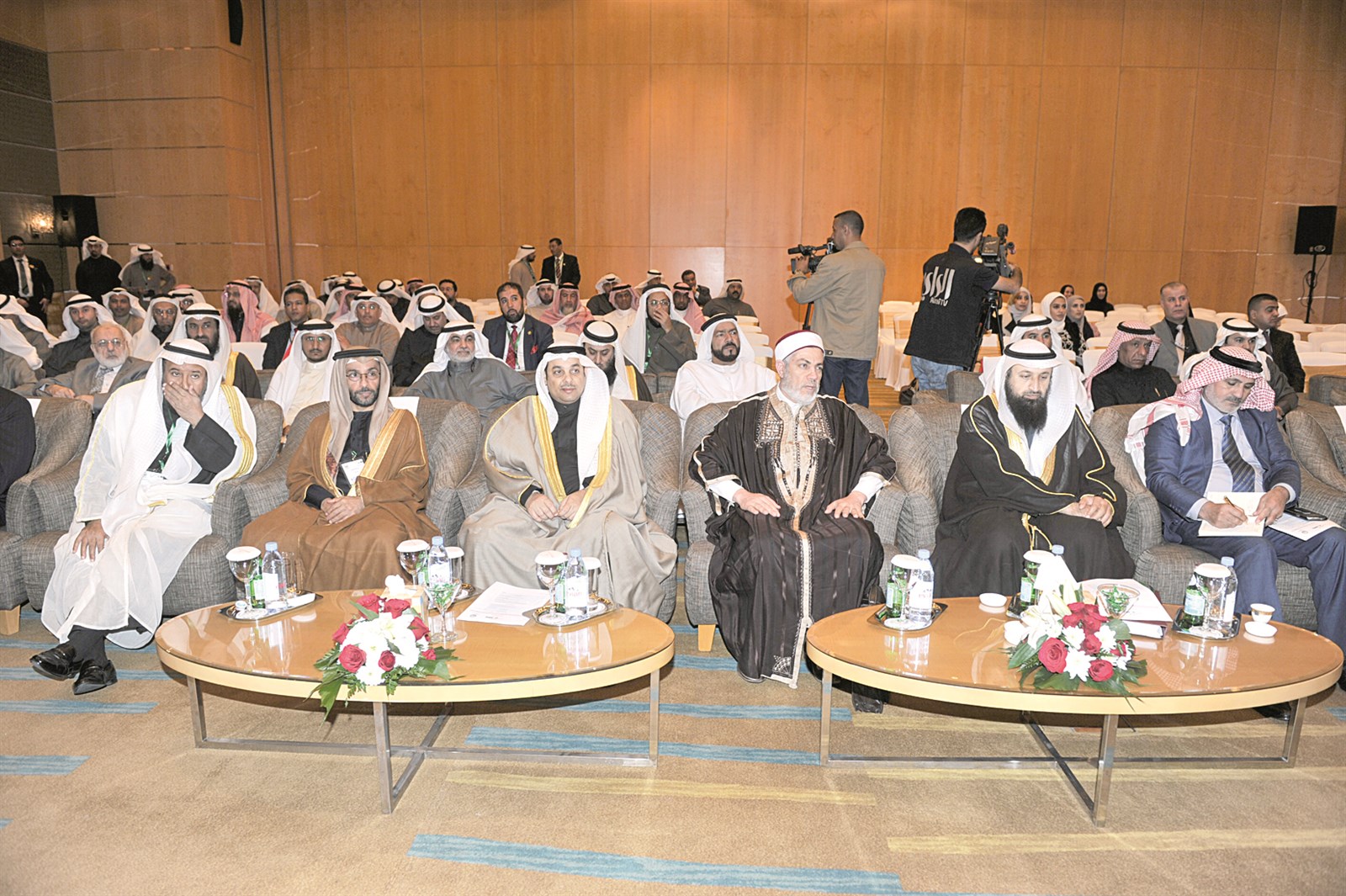 الصانع والوفود المشاركة يتابعون وقائع المؤتمر (تصوير نور هنداوي)