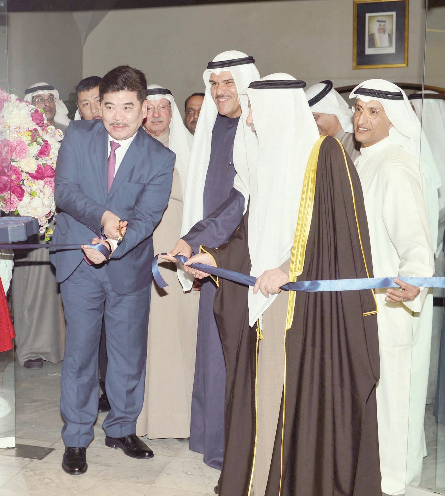 سلمان الحمود يفتتح المعرض (تصوير موسى عياش)