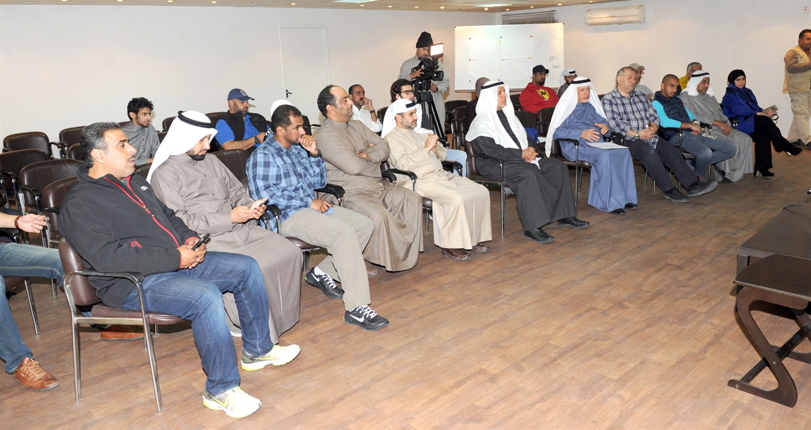 حضور الندوة