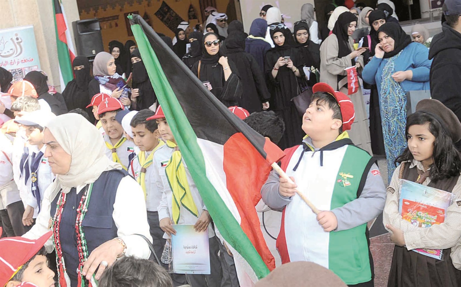 الأشبال يرفعون علم الكويت  (تصوير كرم ذياب)