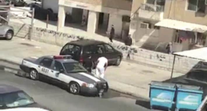 ... ويستهزئ بالشرطي