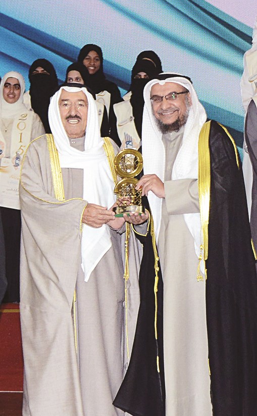 سمو الأمير مكرماً إحدى الجهات الفائزة