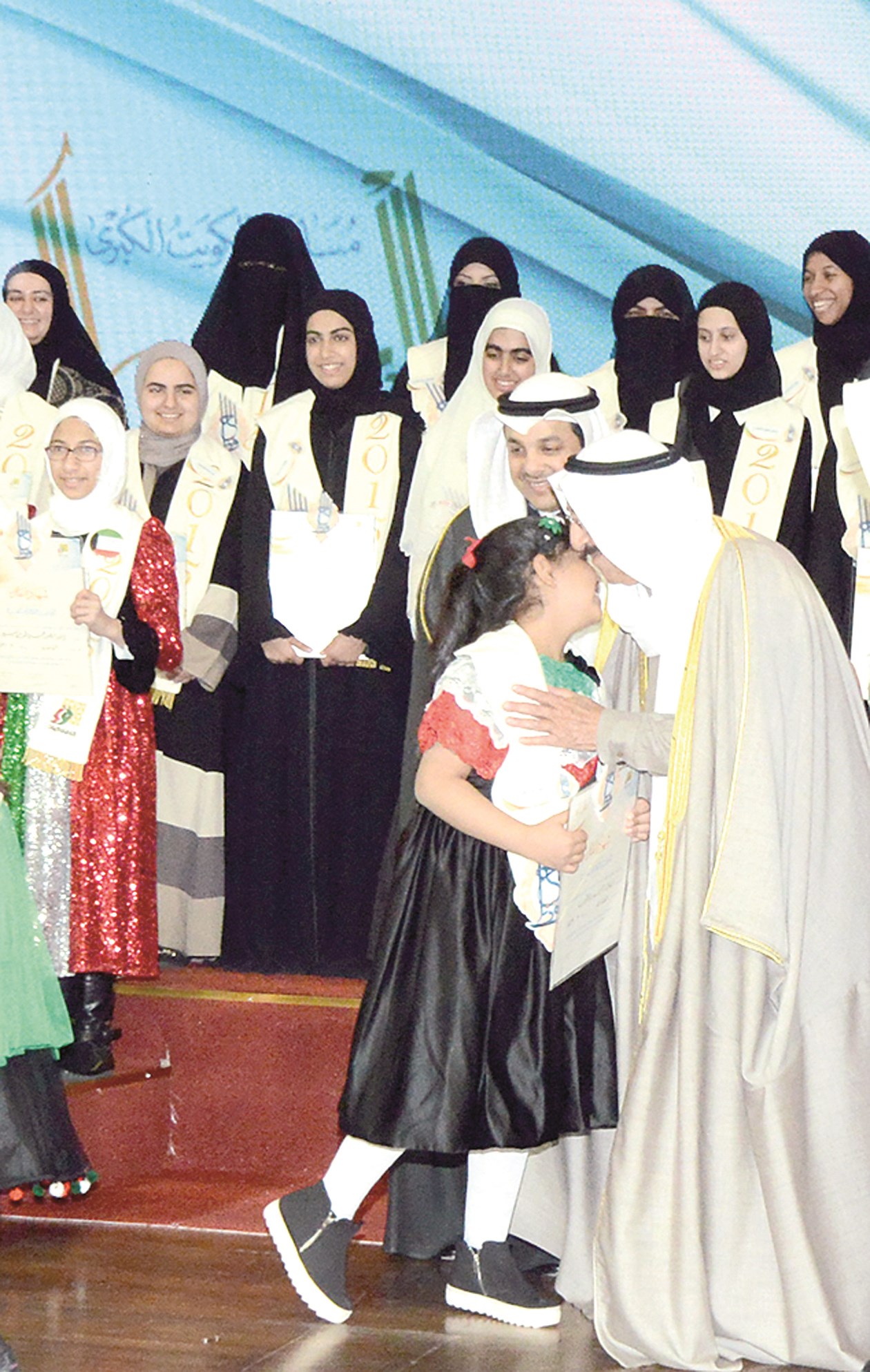 قبلة أبوية من سمو الأمير لإحدى الحافظات الصغيرات