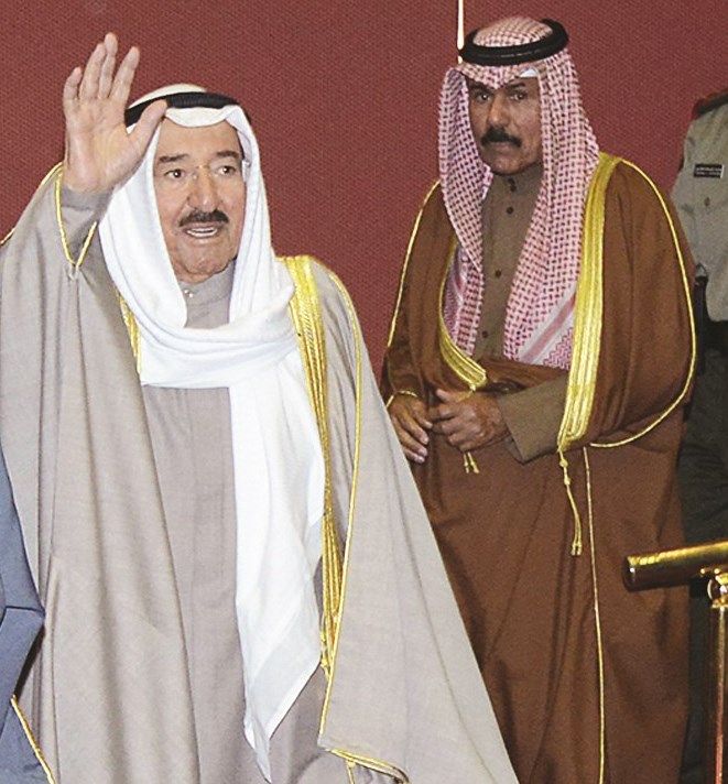 سمو الأمير محيياً بحضور سمو ولي العهد مستقبليه لدى وصوله إلى مكان الحفل