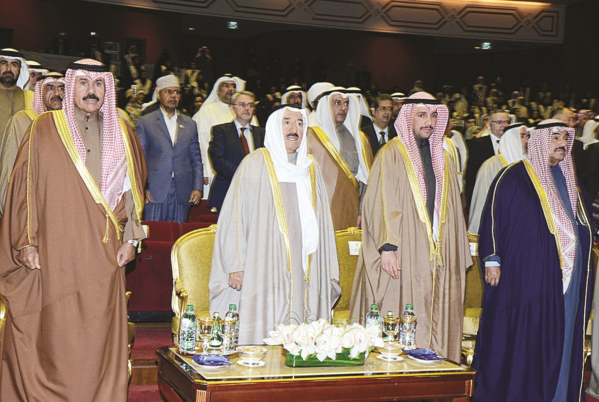 ... ومتوسطاً ولي العهد والغانم والمحمد لدى عزف النشيد الوطني