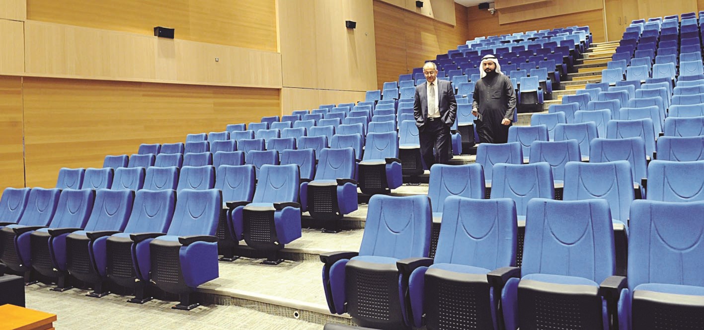 القاعات مجهزة باحدث التقنيات التعليمية