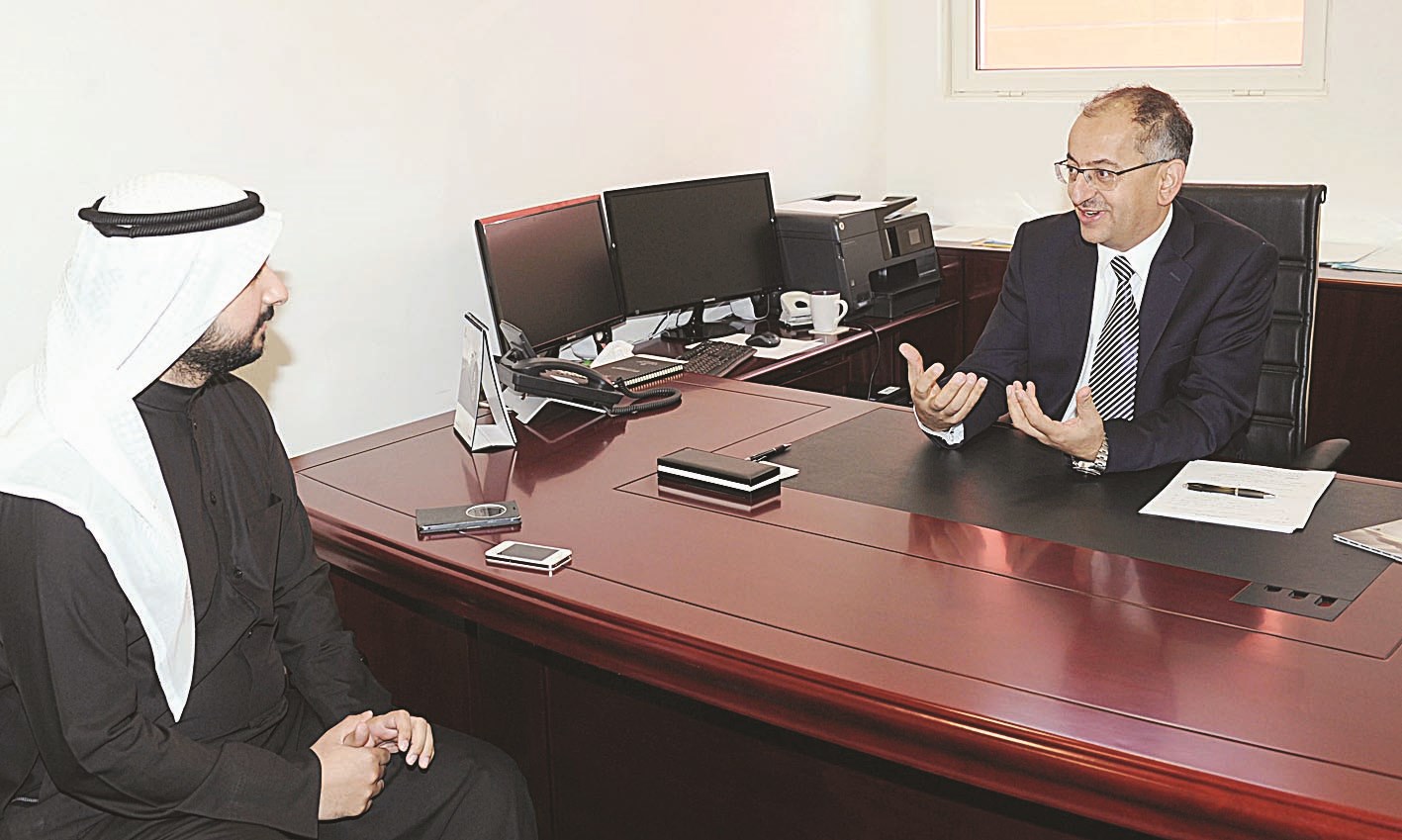 خالد البقاعين متحدثا الى الزميل علي الفضلي