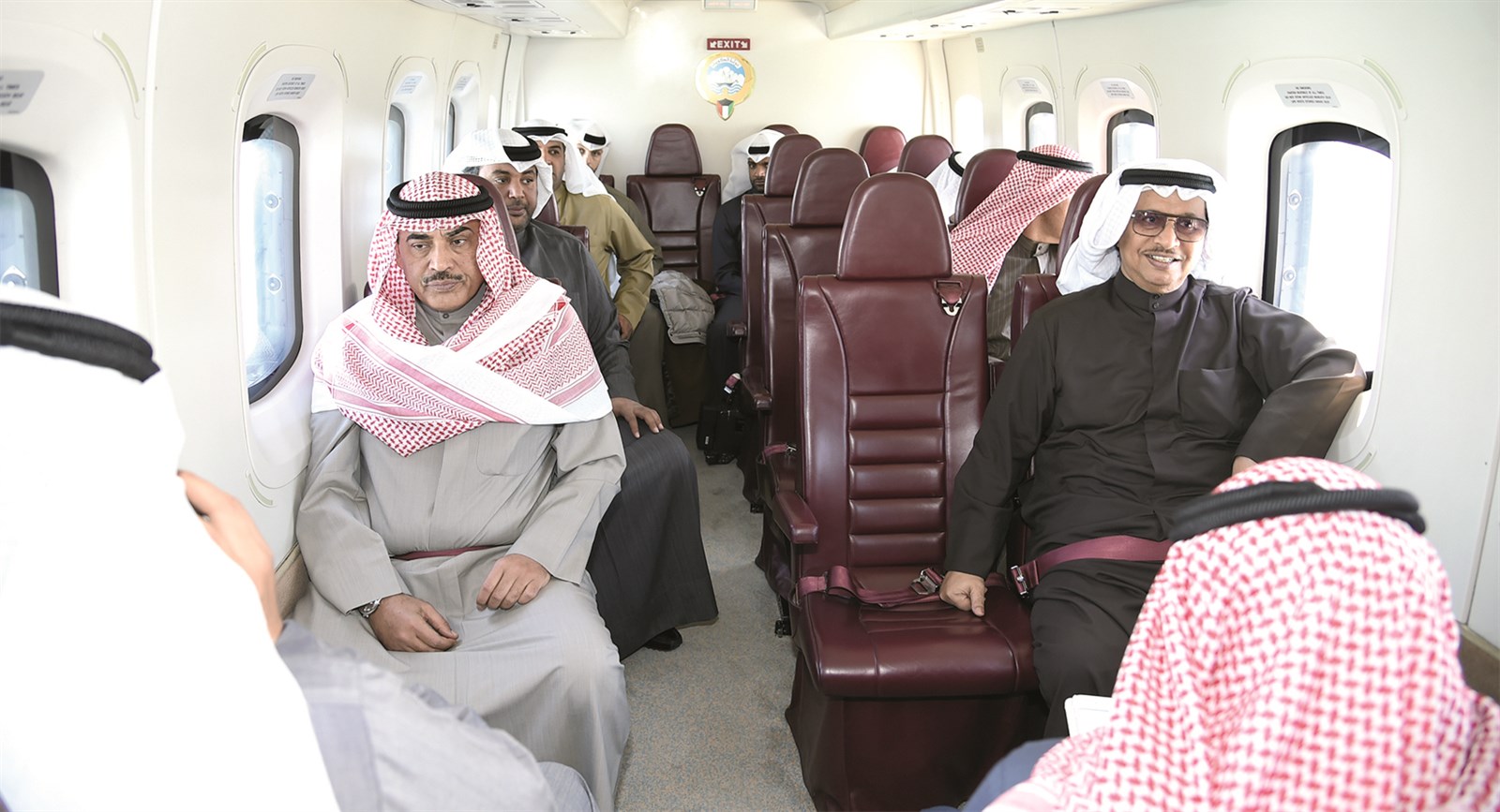 سمو رئيس الحكومة والوزراء في الطائرة