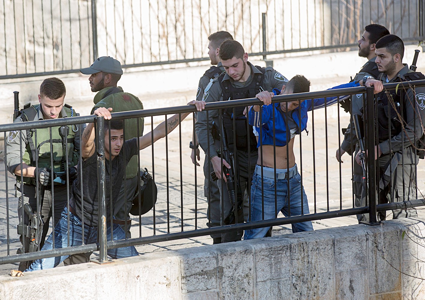 u0639u0646u0627u0635u0631 u0645u0646 u0627u0644u0634u0631u0637u0629 u0627u0644u0625u0633u0631u0627u0626u064au0644u064au0629 u062au0641u062au0634 u0641u0644u0633u0637u064au0646u064au064au0652u0646 u0641u064a u0627u0644u0642u062fu0633 ( u0627 u0628)