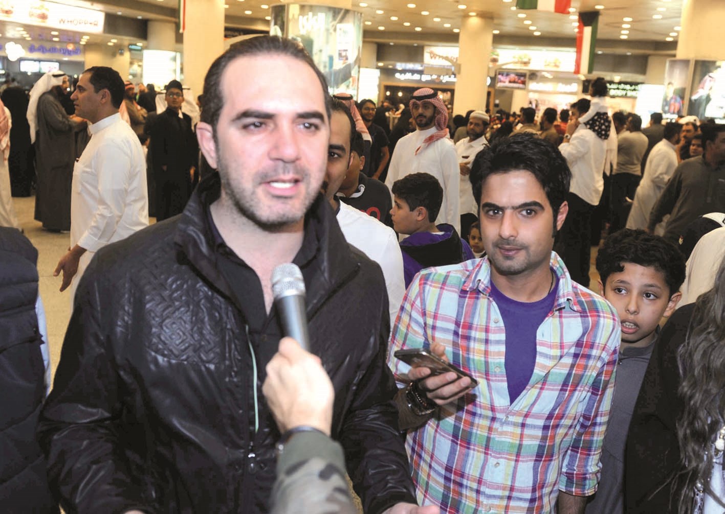 u062cu0633u0627u0631 u0645u062au062du062fu062bu0627u064b u0625u0644u0649 u0627u0644u0632u0645u064au0644 u062du0645u0648u062f u0627u0644u0639u0646u0632u064a (u062au0635u0648u064au0631 u0632u0643u0631u064au0627 u0639u0637u064au0629)