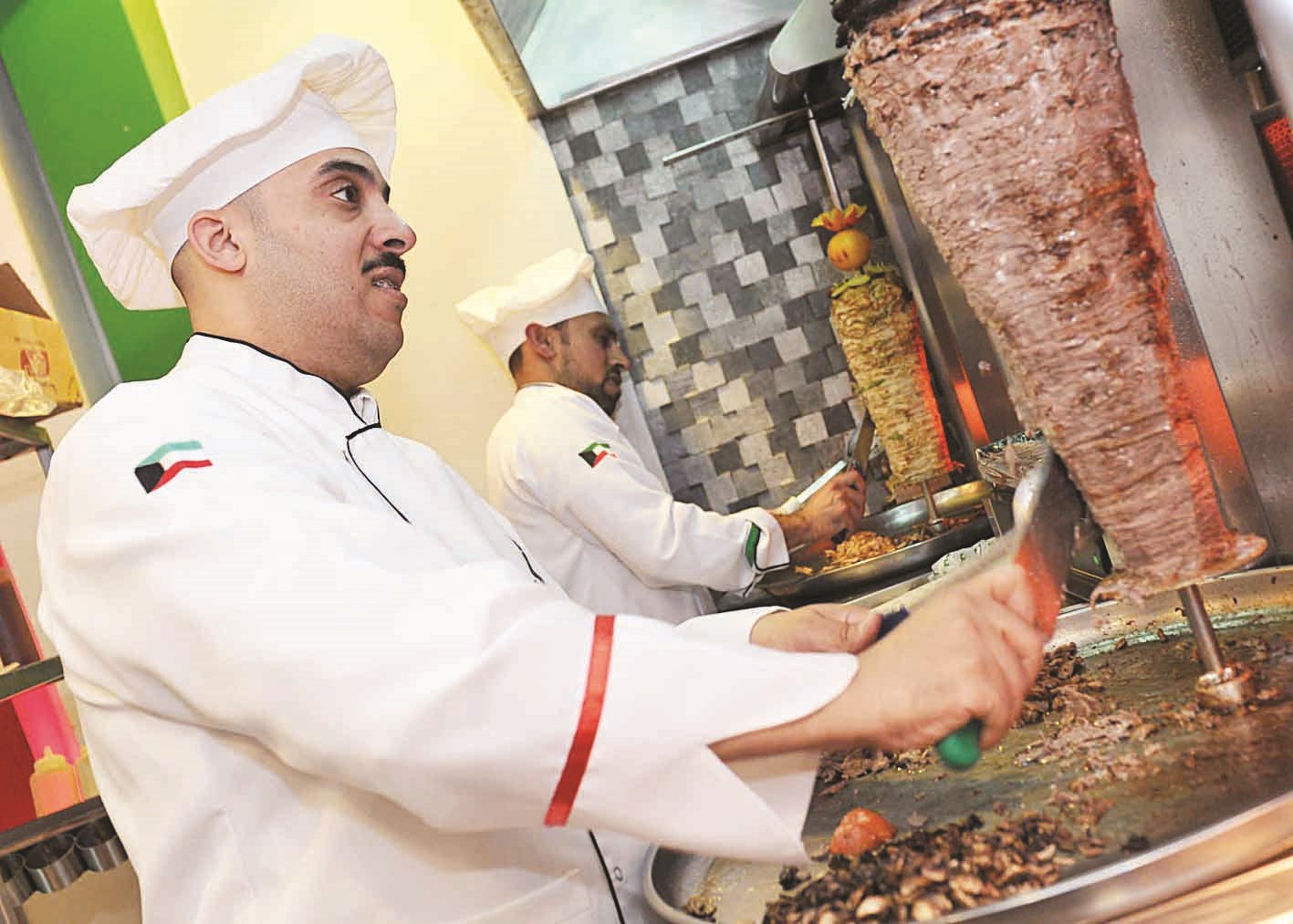 u0627u0644u0633u0631u0647u064au062f u0648u0635u062fu064au0642u0647 u0627u0644u0645u0633u0631u064a u0623u0645u0627u0645 u0633u064au062eu064a u0627u0644u0634u0627u0648u0631u0645u0627 u0641u064a u0645u0637u0639u0645u0647u0645u0627 (u062au0635u0648u064au0631 u0633u0639u062f u0647u0646u062fu0627u0648u064a)