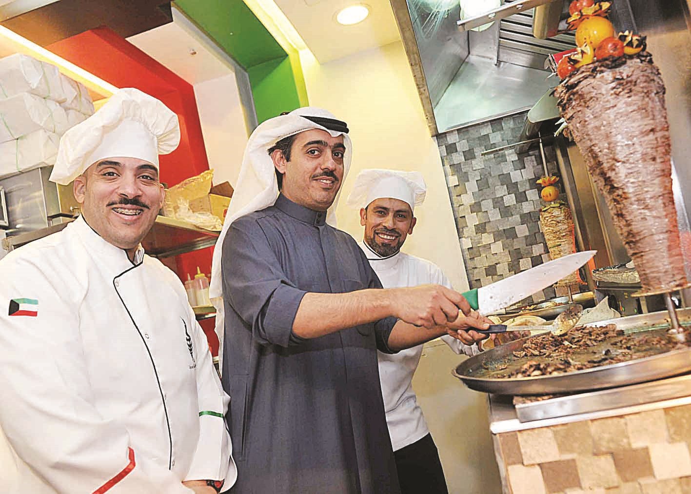 الزميل محمد صباح يجرب قدراته «الشاورمية» بين السرهيد والمسري