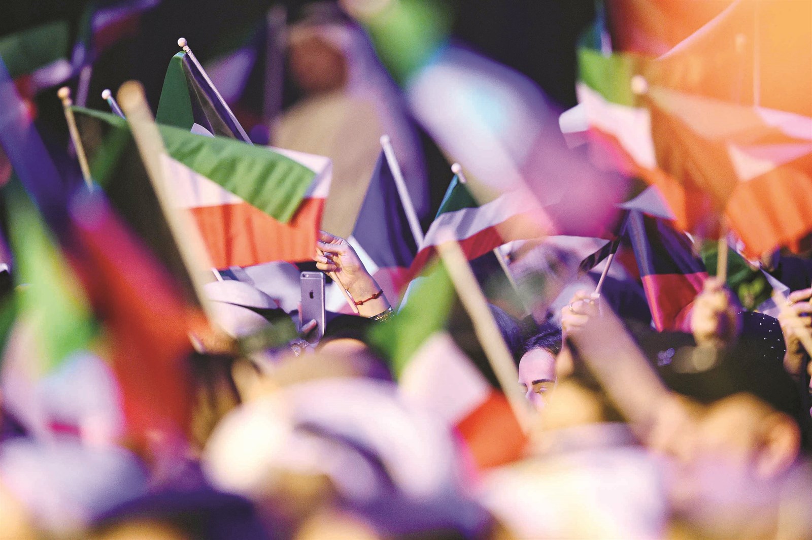 أعلام الكويت ترفرف (تصوير جاسم بارون)