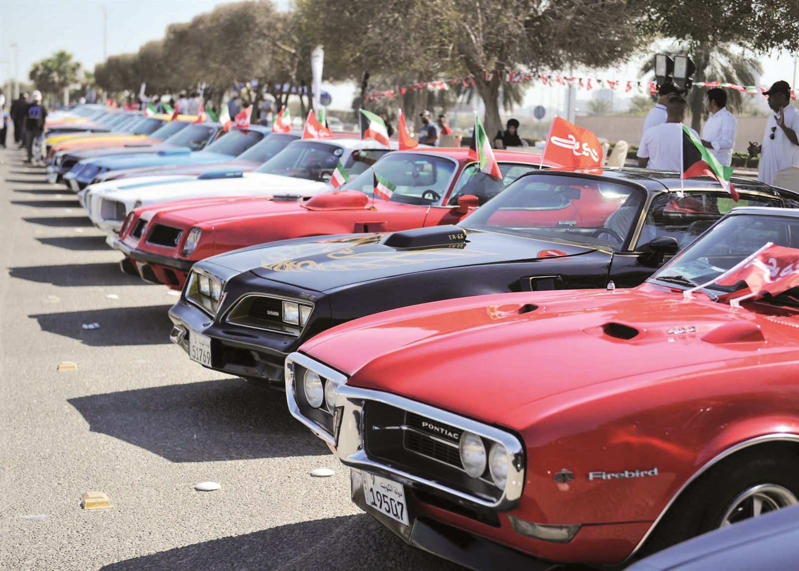 صف من السيارات القديمة