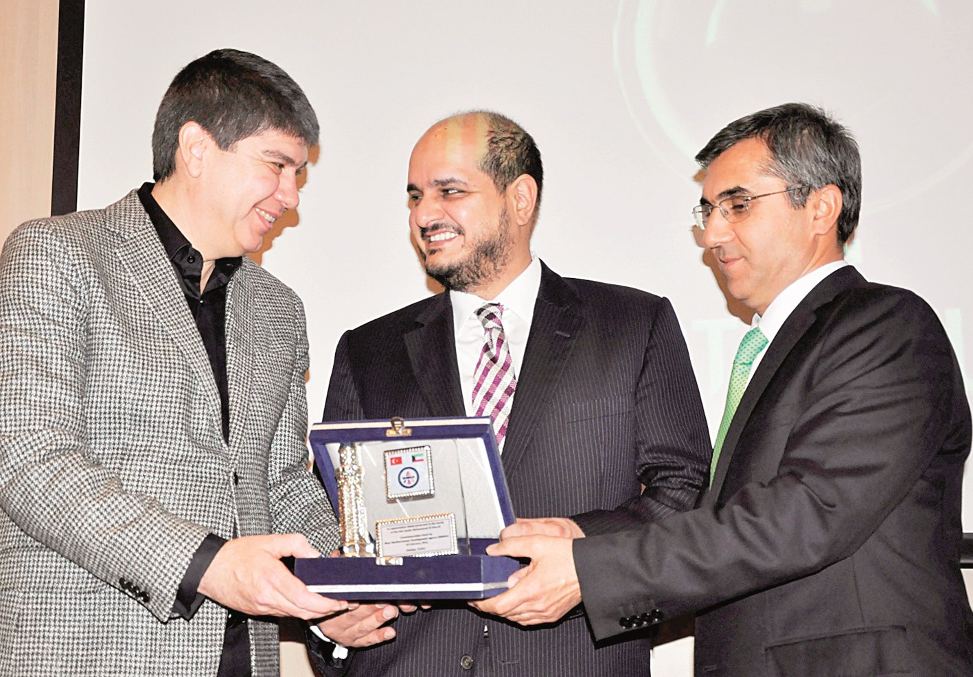 نائب أنطاليا ميستان يايمان وتورل يقدمان هدية تذكارية لأياد الخرافي