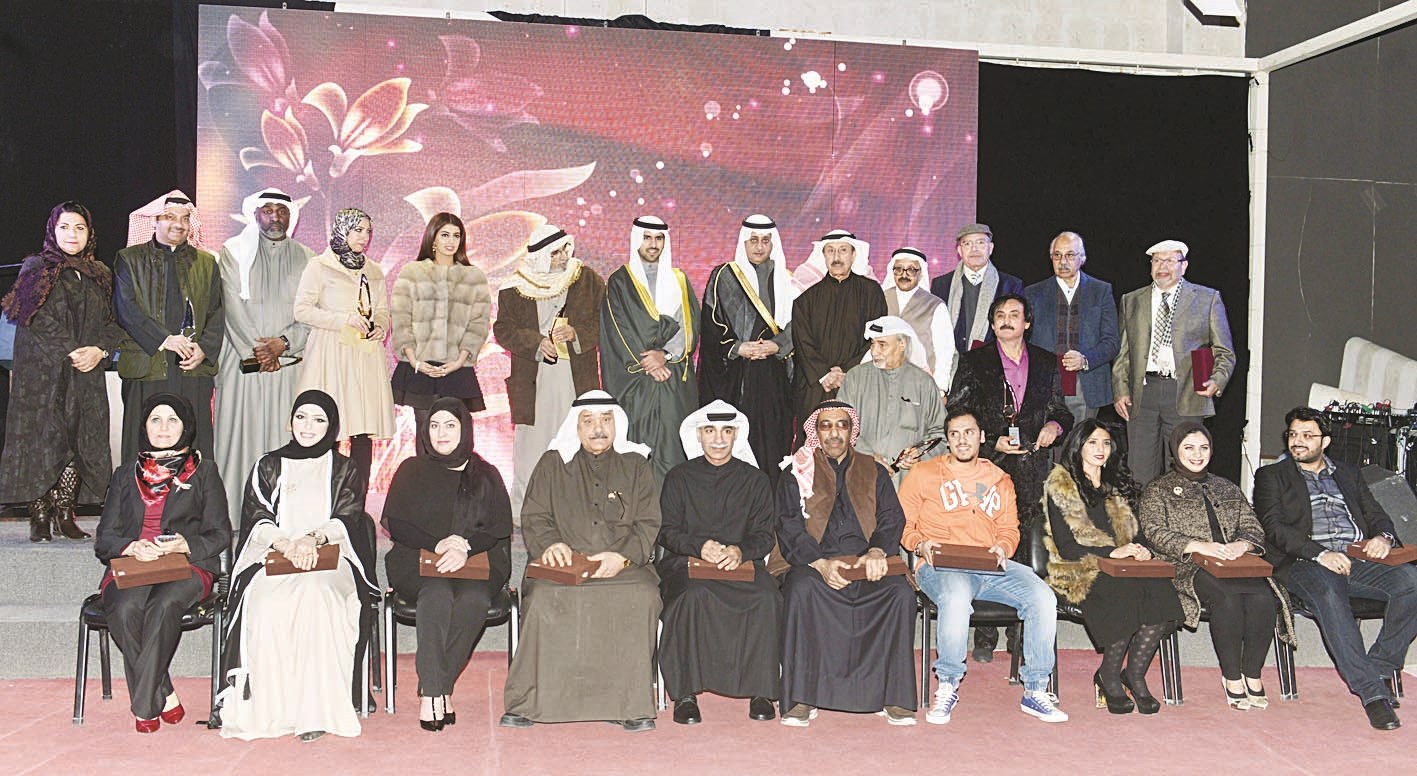 الفائزون بالجوائز مع الشيخ فهد ناصر الصباح وعبدالرسول سلمان