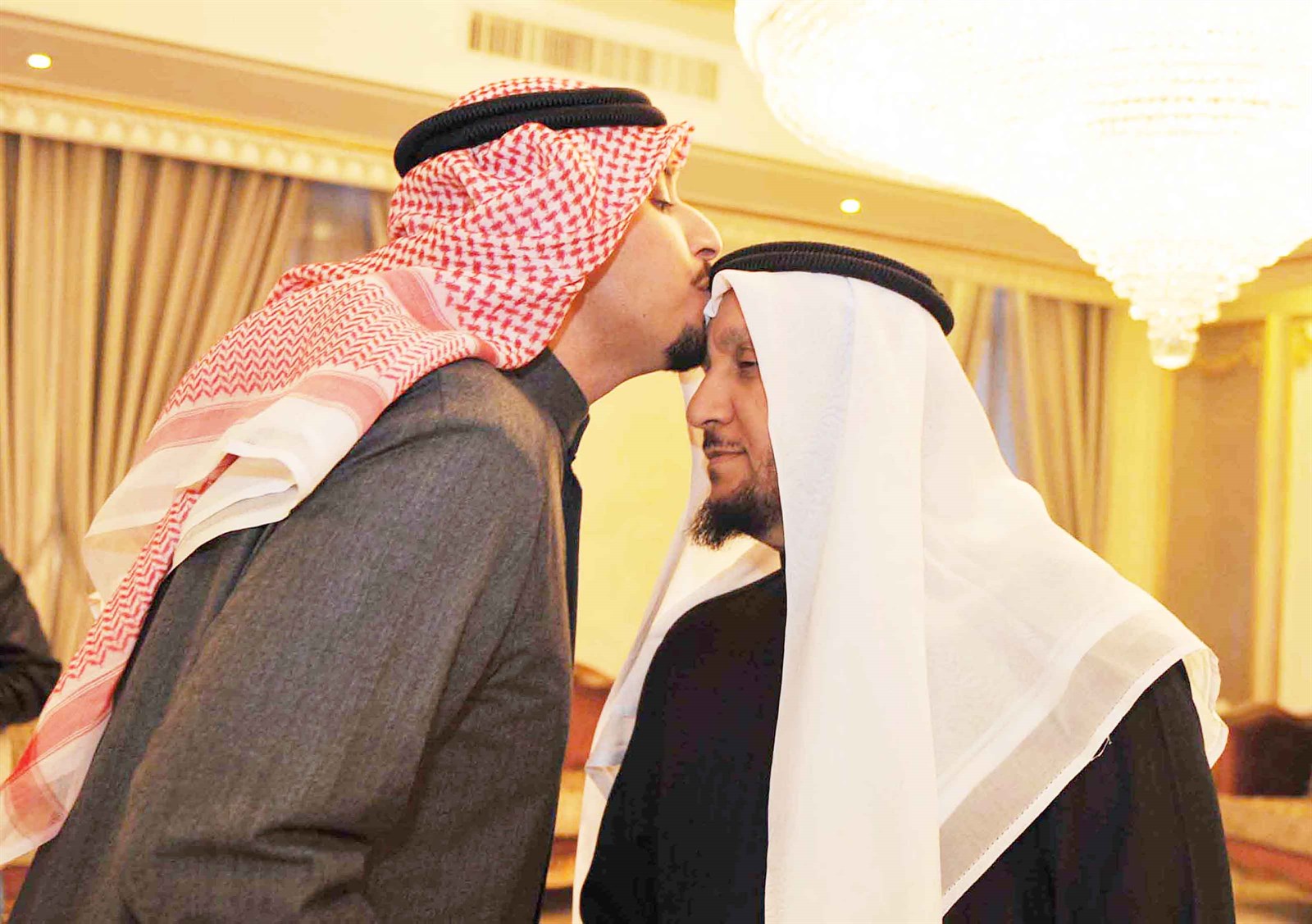 مزيد المعوشرجي مقبلاً رأس شريدة المعوشرجي    (تصويركرم ذياب)