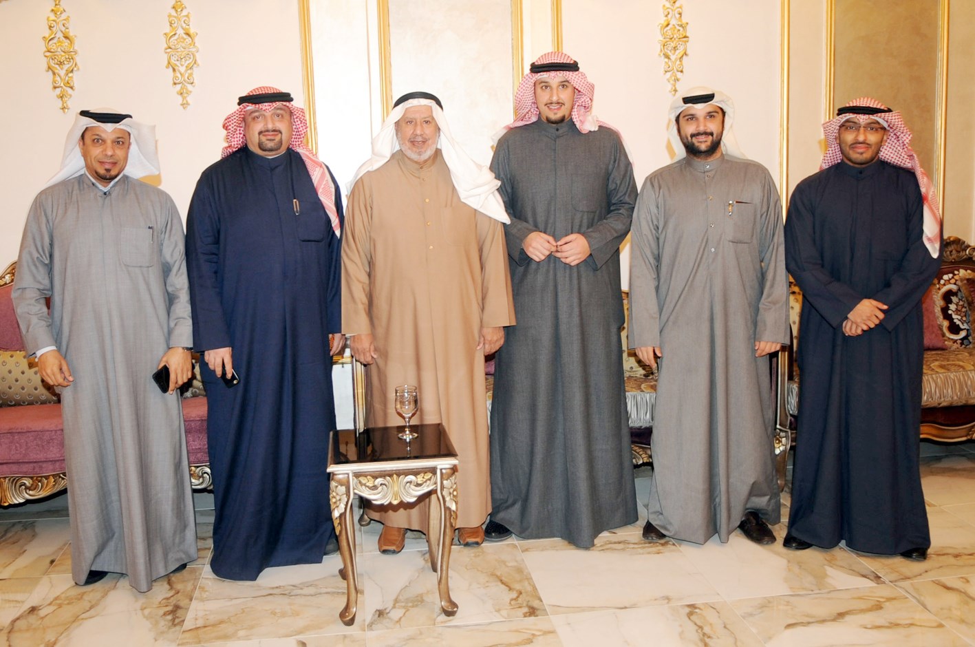 ... ومتوسطاً عدداً من ناخبي الدائرة