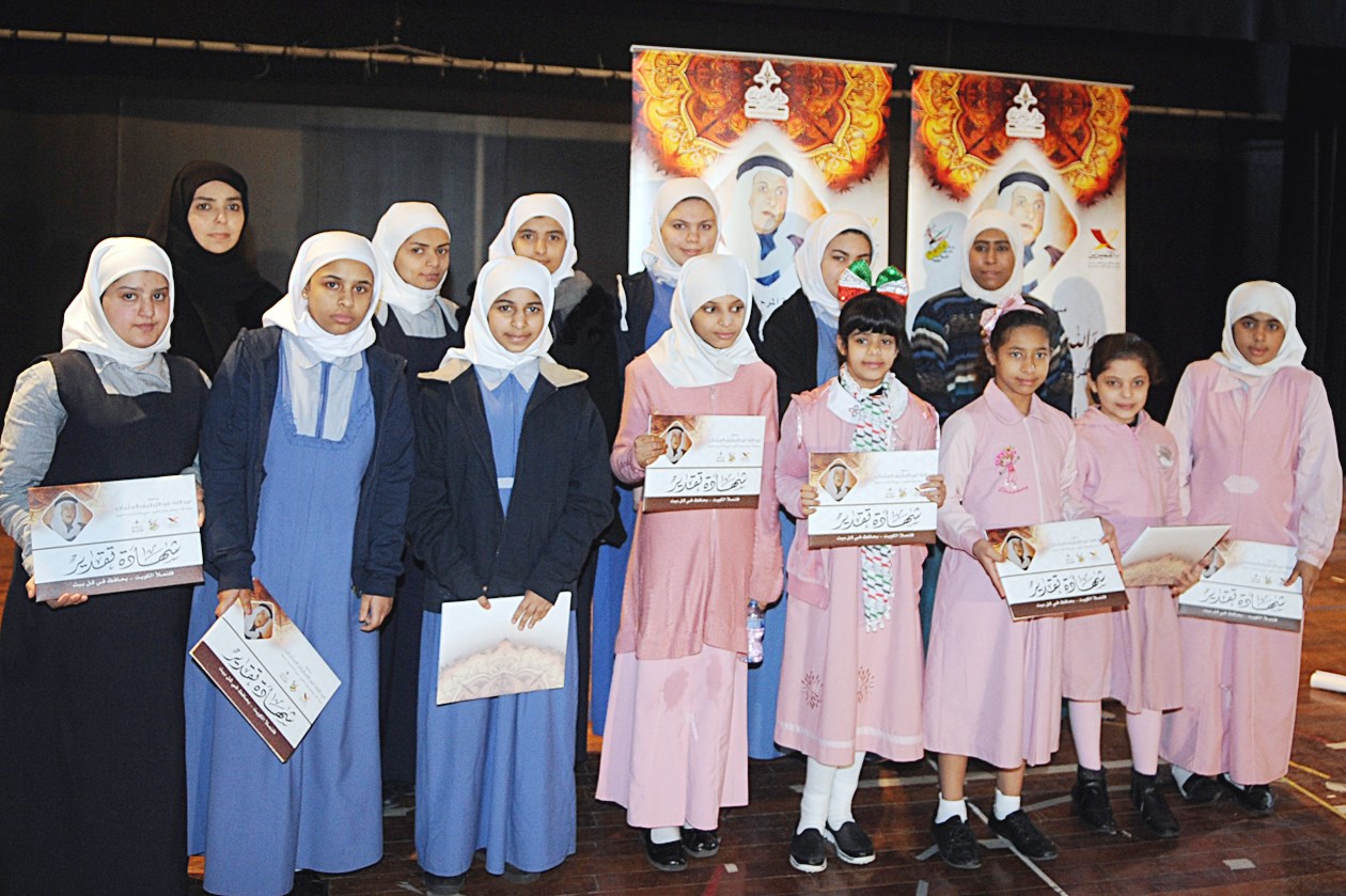 u0627u0644u0628u0646u0627u062a u0627u0644u0641u0627u0626u0632u0627u062a u0641u064a u0644u0642u0637u0629 u062cu0645u0627u0639u064au0629  (u062au0635u0648u064au0631 u0643u0631u0645 u0630u064au0627u0628)