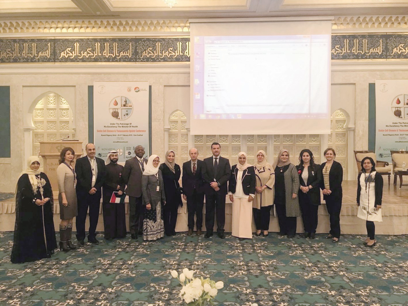 الوكيل متوسطا منظمي المؤتمر والمشاركين