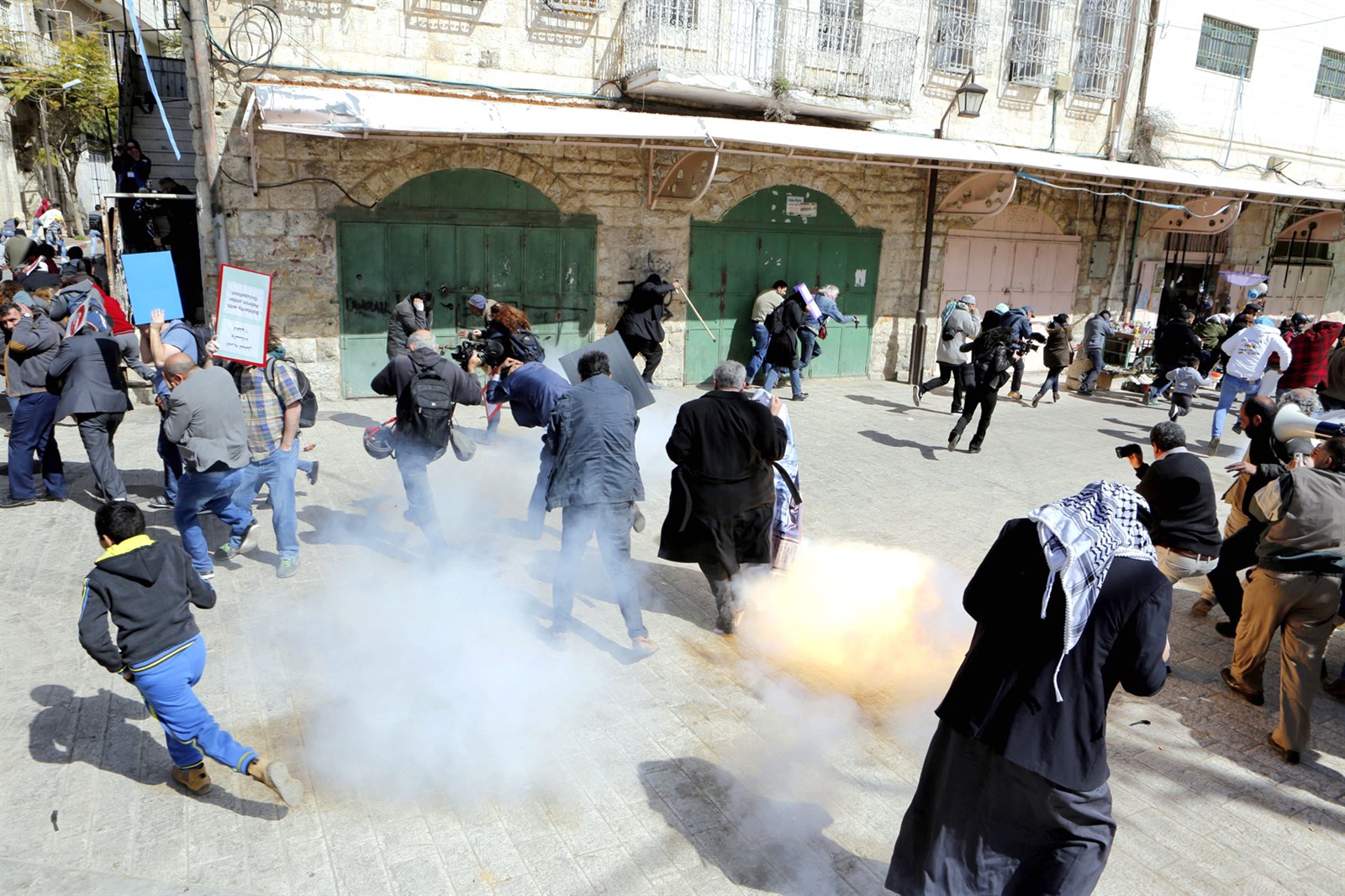 u0641u0644u0633u0637u064au0646u064au0648u0646 u0648u0646u0627u0634u0637u0648u0646 u0623u062cu0627u0646u0628 u064au0647u0631u0628u0648u0646 u0645u0646 u062fu062eu0627u0646 u0642u0646u0627u0628u0644 u0645u0633u064au0644u0629 u0644u0644u062fu0645u0648u0639 u062eu0644u0627u0644 u062au0638u0627u0647u0631u0629 u0641u064a u0627u0644u062eu0644u064au0644 u0623u0645u0633 (u062f u0628 u0627)