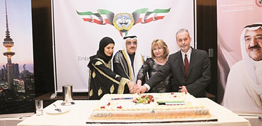 السفير الشمالي وحرمه وممثل الحكومة السلوفاكية وحرمه يقطعون قالب الحلوى