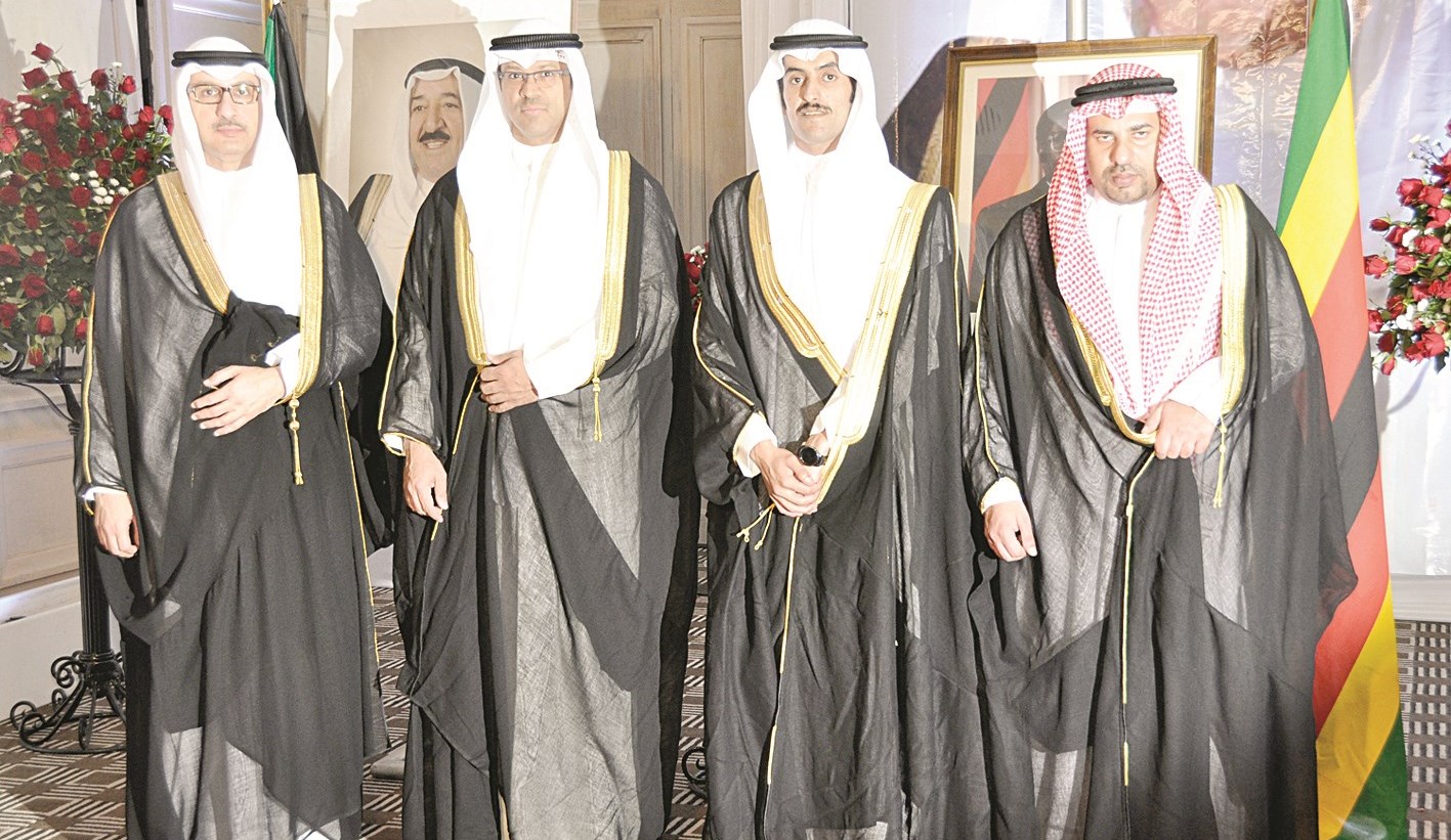 ... وأعضاء السفارة في زيمبابوي في الاحتفال