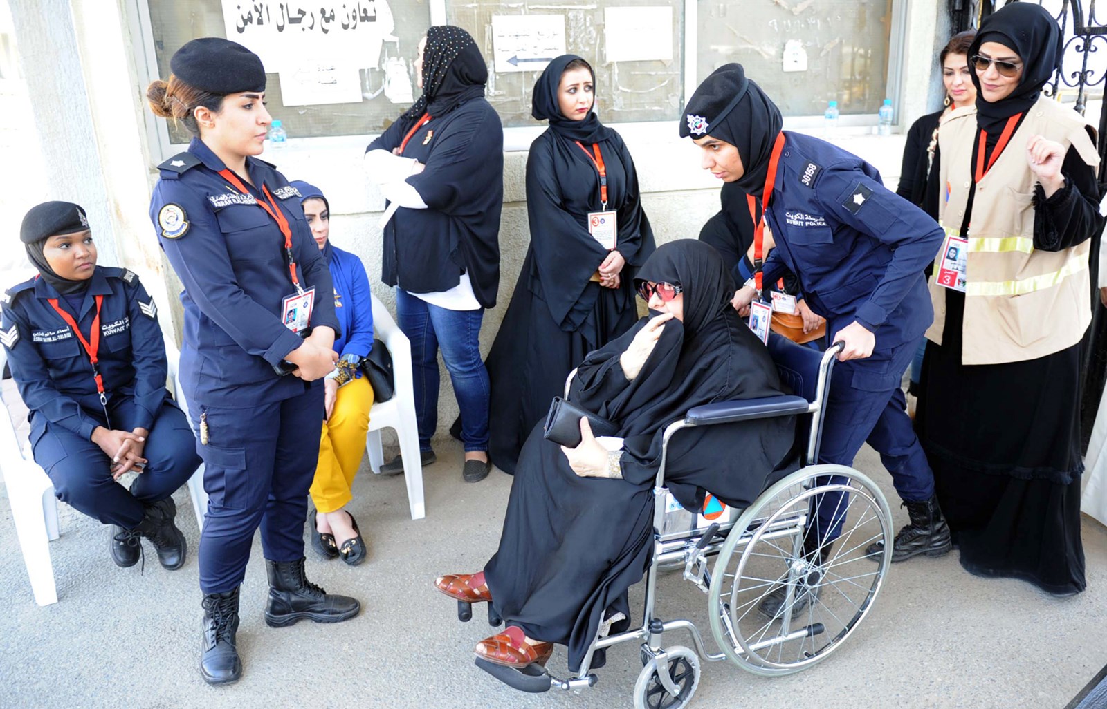 شرطيات «الداخلية» يساعدن كبيرات السن