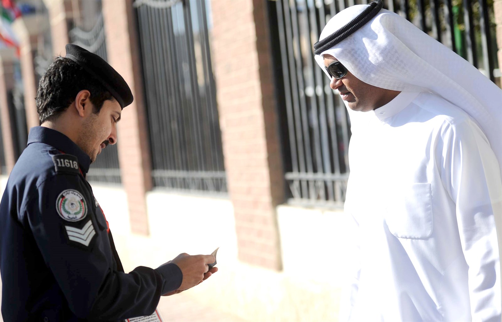 رجل أمن يرشد ناخباً إلى اللجنة المقيد بها