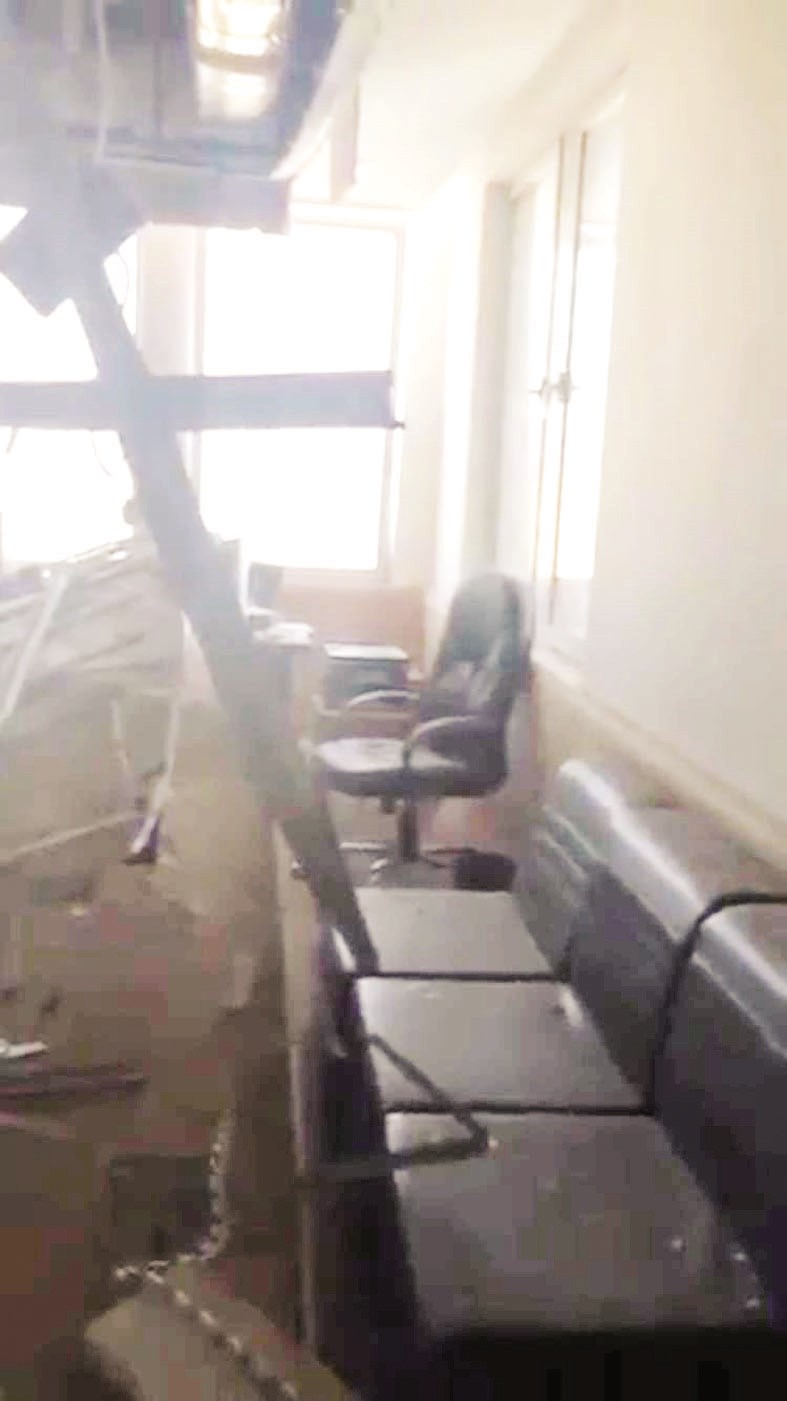 جانب من انهيار السقف