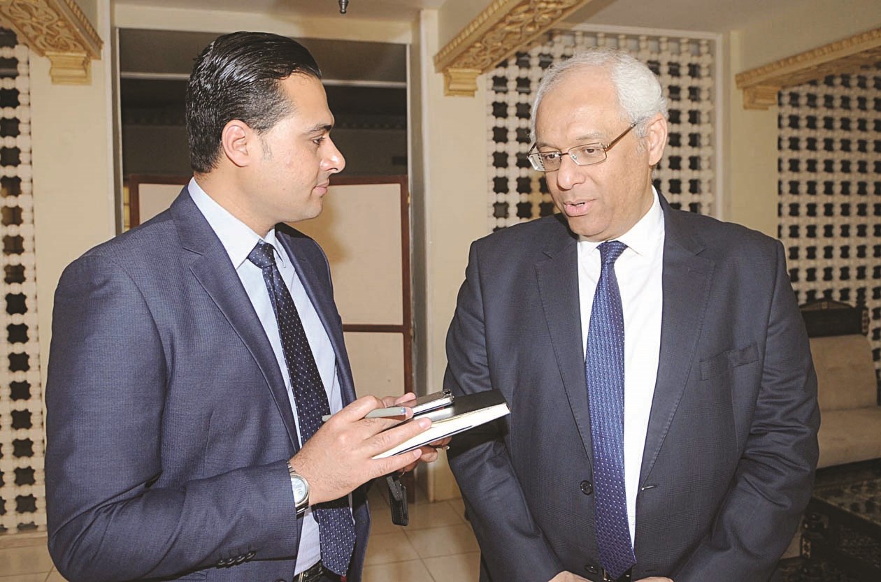 السفير عاطف متحدثاً للزميل إبراهيم موسى