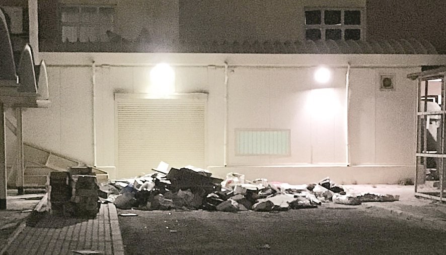 القمامة في طرقات المستشفى الخارجية