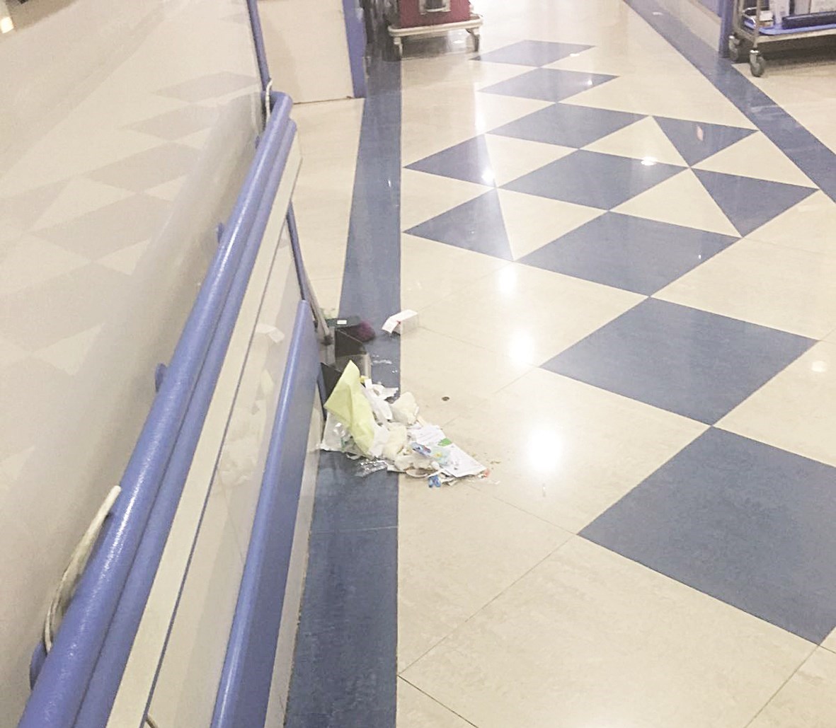 ... وقاذورات تهدد سلامة المراجعين