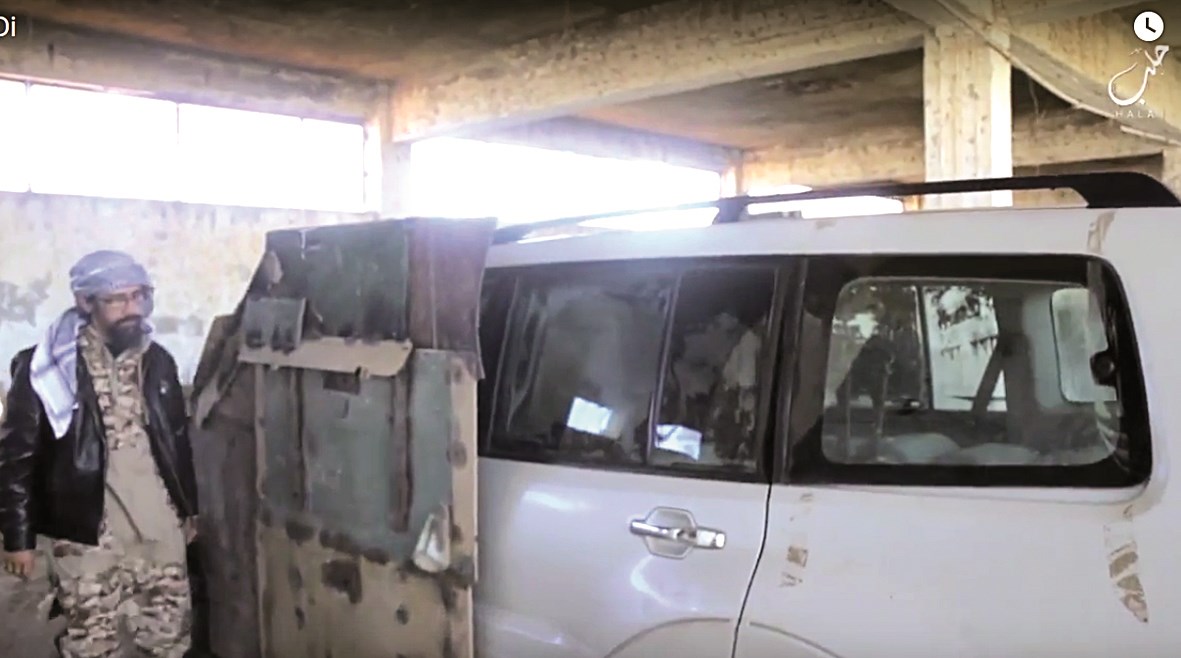 أبو مصطفى يتفحص مفخخة ابنه