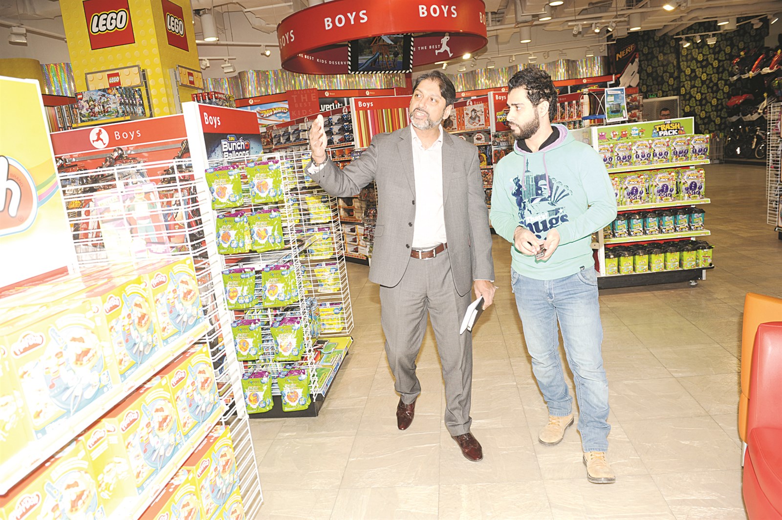 دولكو متحدثاً للزميل علاء محمود    (تصوير جلال معوض)