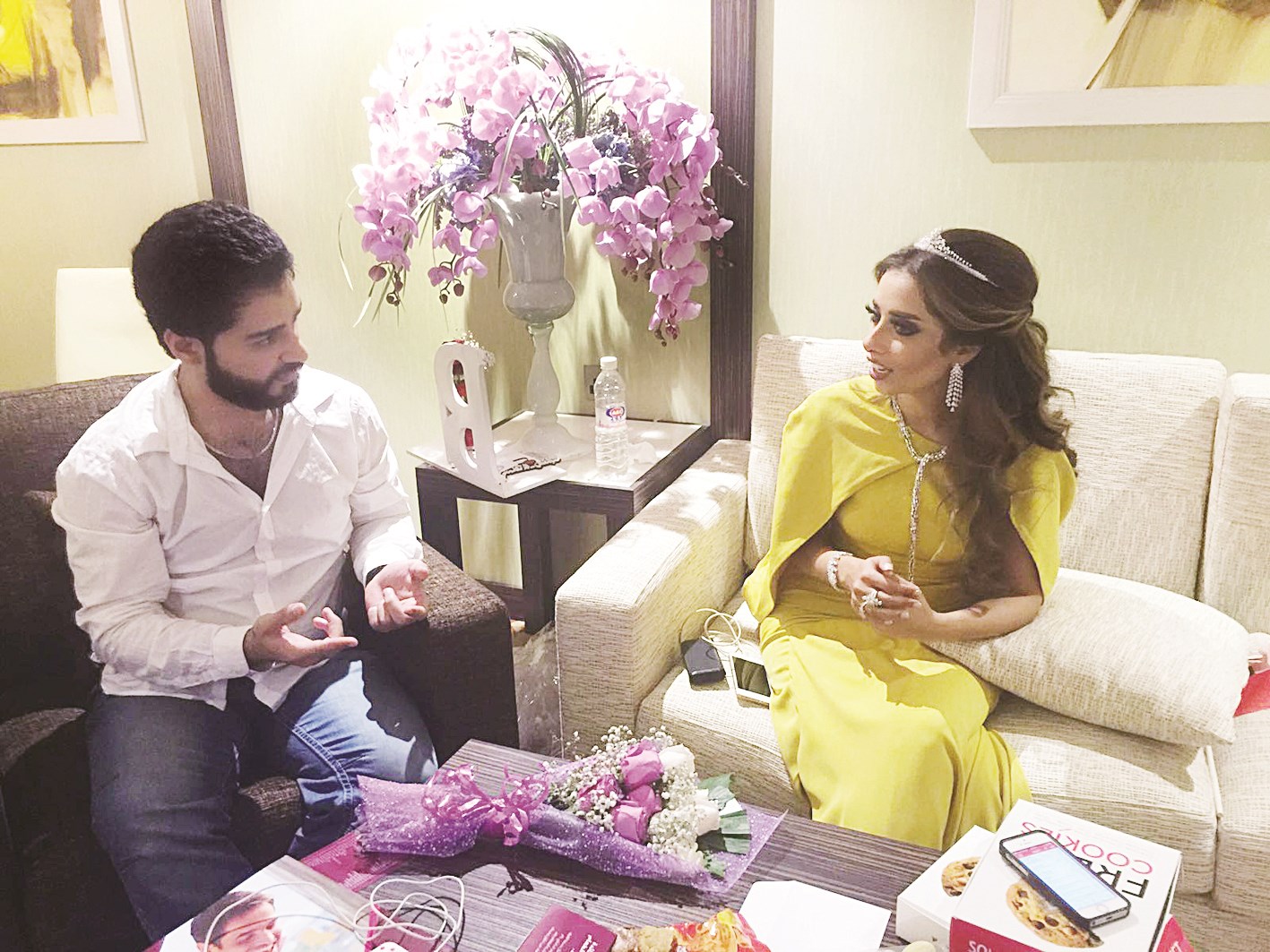 بلقيس متحدثة إلى الزميل علاء محمود