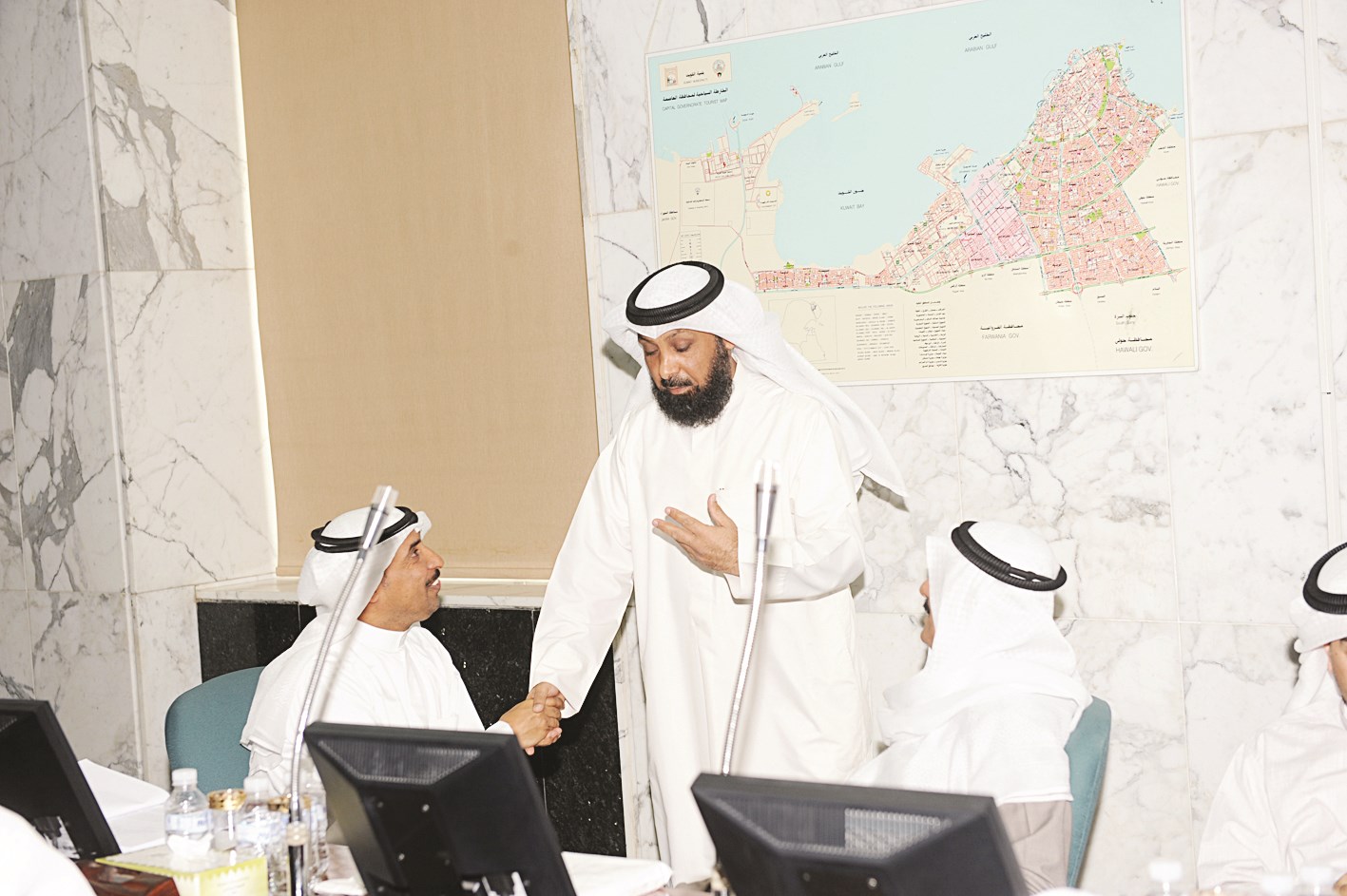 حوار بين مانع العجمي ومنصور الخرينج          (تصوير جلال معوض)