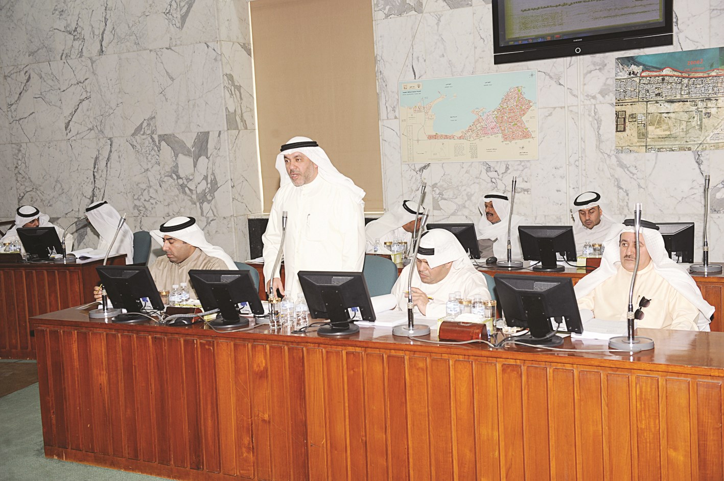 كمال متحدثاً ويبدو الصانع والعتيبي والفضالة والموسى والمعجل