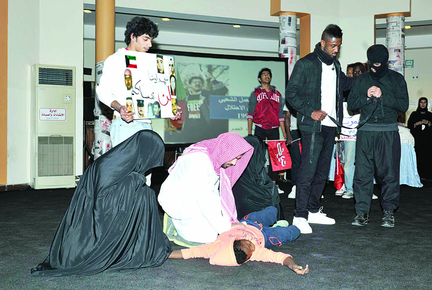 مشهد تمثيلي خلال ندوة «ذكريات من الغزو والتحرير» في جامعة الكويت امس (ص56)	(تصوير زكريا عطية) 