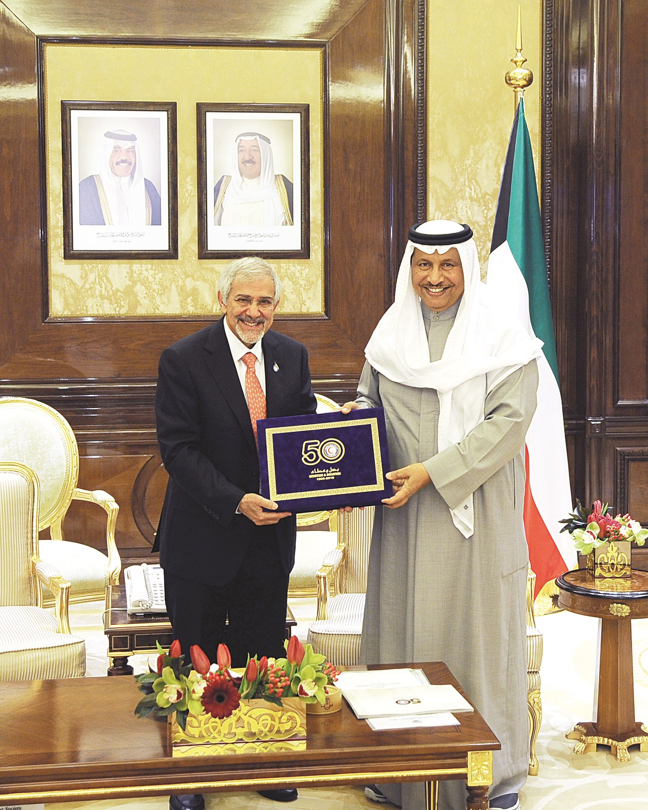 ... ومتسلماً كتاب «الهلال الأحمر» من الساير