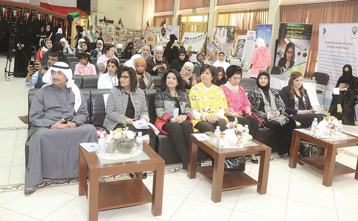 u0645u0646 u0627u0644u062du0636u0648u0631 u0641u064a u0627u0644u062du0641u0644  (u062au0635u0648u064au0631 u0632u0643u0631u064au0627 u0639u0637u064au0629)