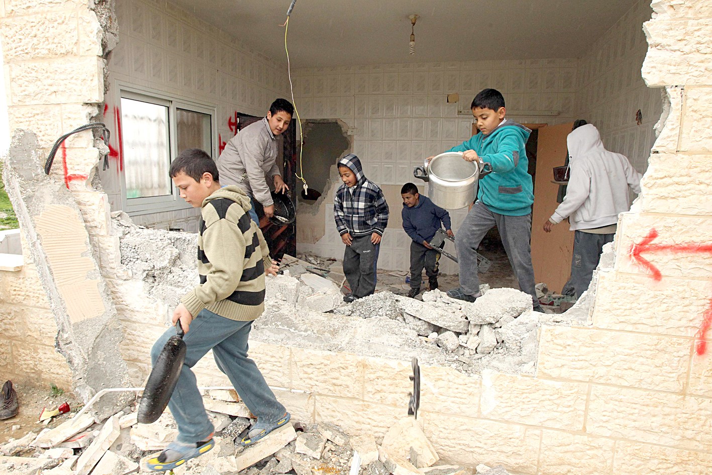 u0623u0637u0641u0627u0644 u0641u064a u0645u0646u0632u0644 u0627u0644u0641u0644u0633u0637u064au0646u064a u0645u062du0645u062f u0627u0644u062du0631u0648u0628 u0628u0639u062fu0645u0627 u0647u062fu0645u0647 u0627u0644u062cu064au0634 u0627u0644u0627u0633u0631u0627u0626u064au0644u064a u0641u064a u0627u0644u0636u0641u0629    ( u0627 u0641 u0628)