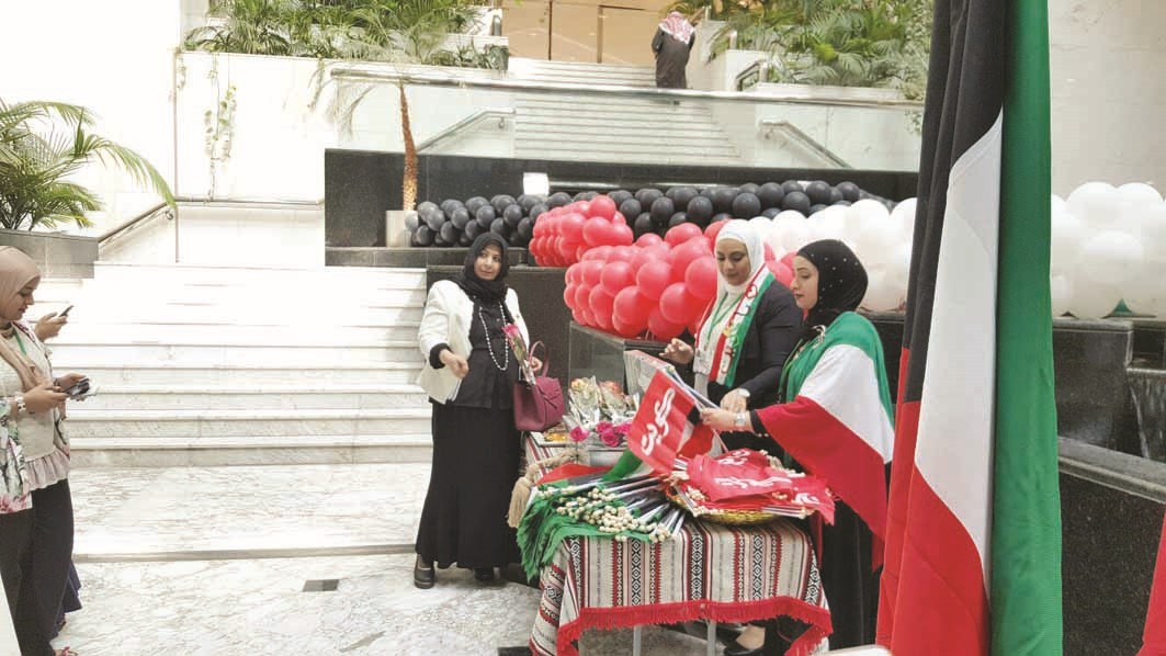 أعلام وبالونات