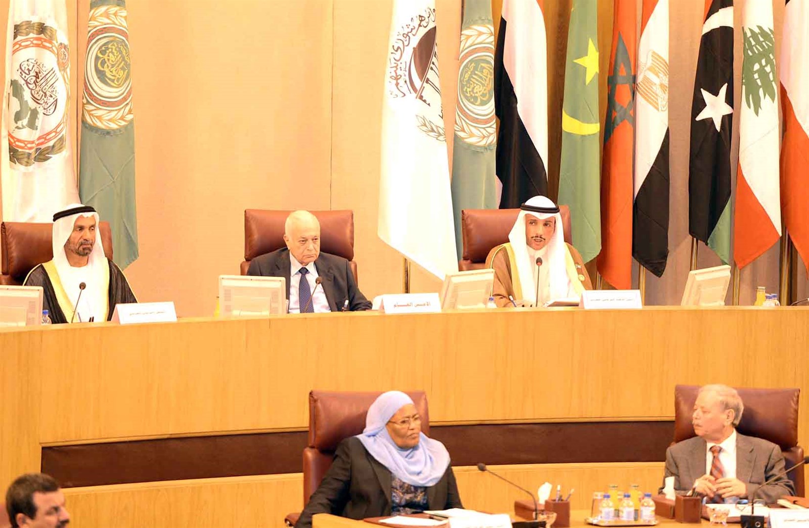 الغانم مترئساً الاجتماع وإلى يمينه الأمين العام للجامعة العربية ورئيس البرلمان العربي